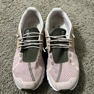 ON CLOUD  - WOMEN'S RUNNING SHOES - SIZE 8.5 W